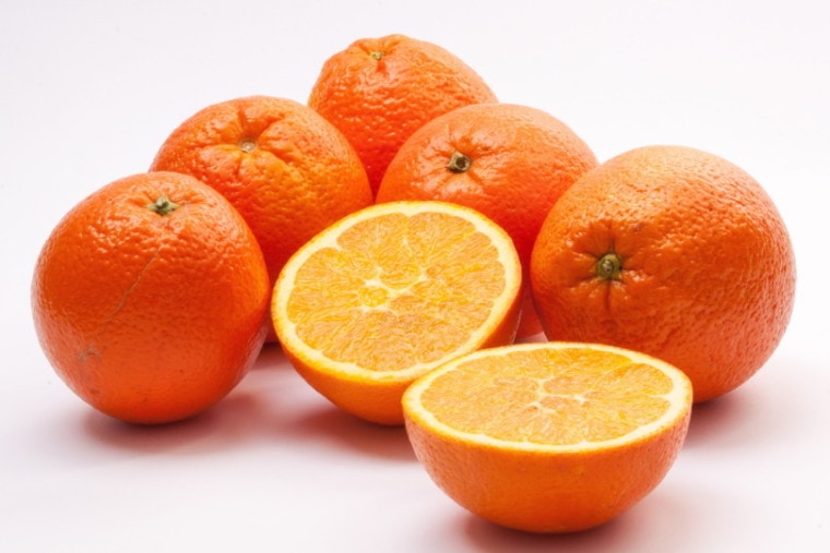 白色背景的橙色水果